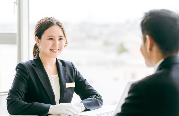 安心感のある笑顔のスタッフの写真