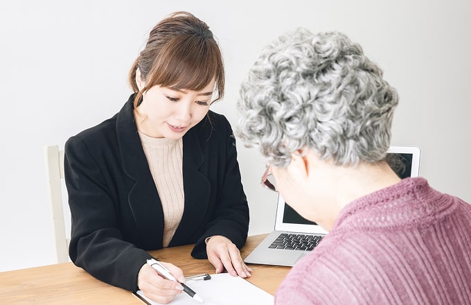 手続きのサポートをしているスタッフの写真