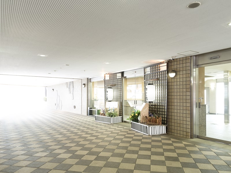 鹿濱會館の玄関前